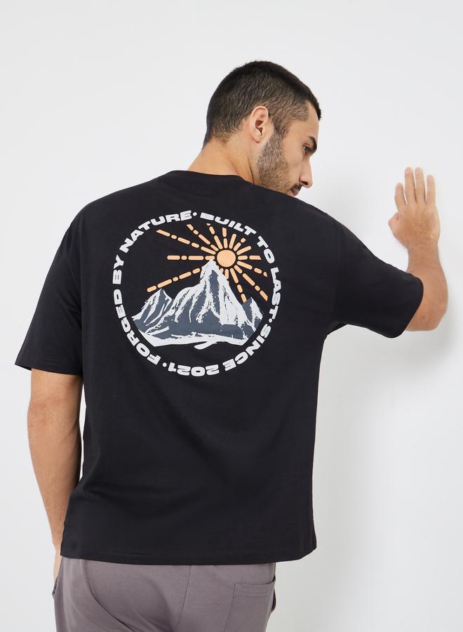 ستايلي تيشيرت بطبعة جرافيك وقصة واسعة للرجال - Image 5